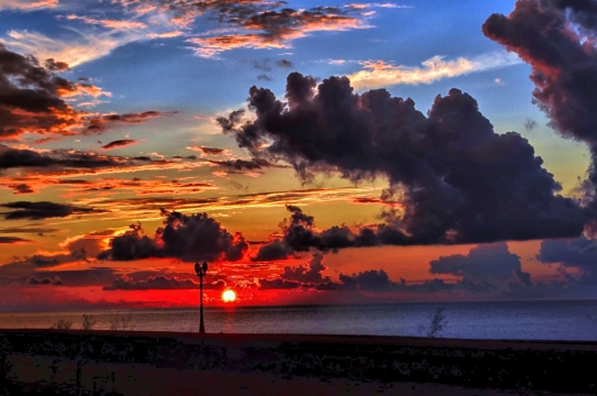 城市傍晚黄昏天空绚丽自然风光