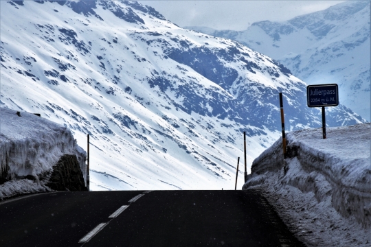 城市公路前寒冷冬天白色雪山