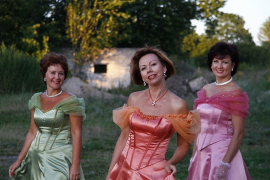 人物摄影_傍晚户外自然公园彩色盛装中年女性