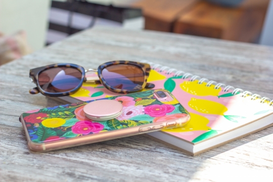 户外木制桌面上太阳镜手机文艺笔记本
