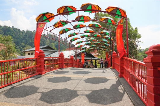 蓝天阳光下城市街道红色装饰桥梁