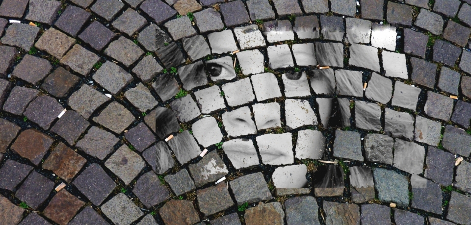 城市石砖地面合成长发女性黑白照片