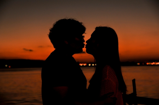 夕阳落下海边人物剪影特写