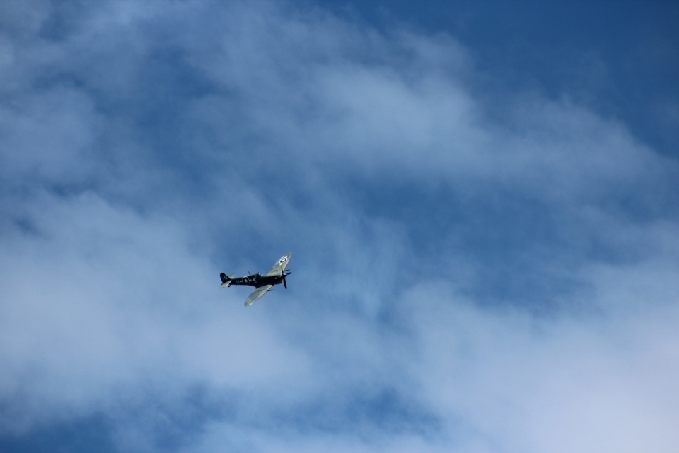 蓝天白云背景独自翱翔的飞机