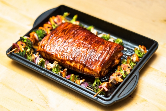 厨房烤盘上烹制烤肉美食特写