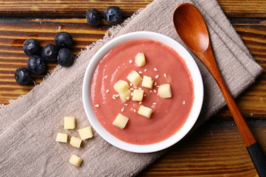 木桌上进行熬制水果果酱特写