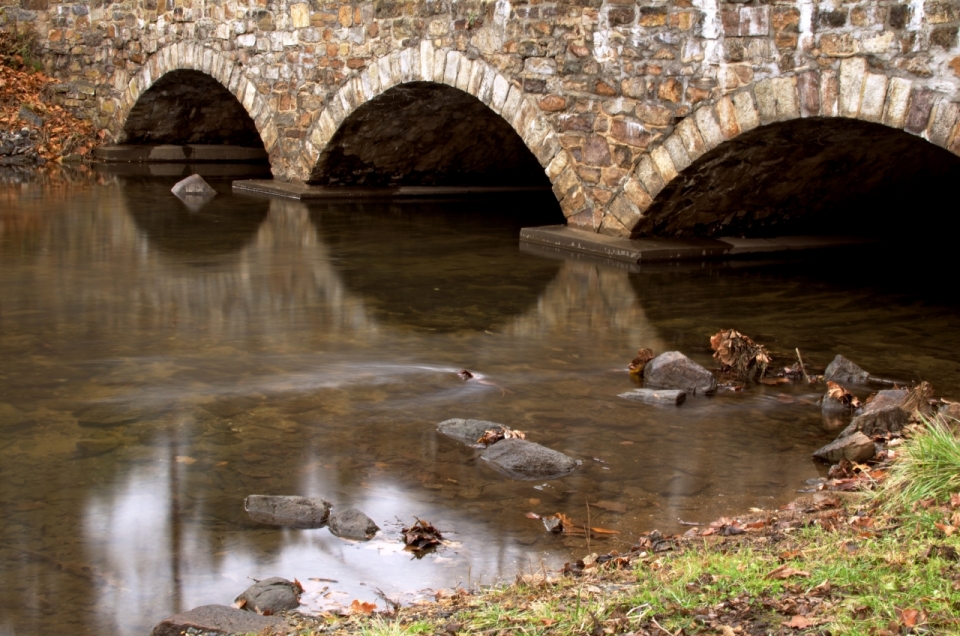 乡间清澈的溪流与古朴的拱桥