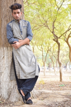 依靠在树边穿着长袍的欧美男模摄影