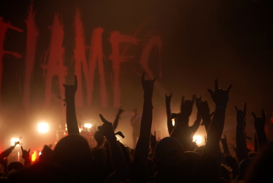 音乐会狂欢人群竖起胳膊庆祝