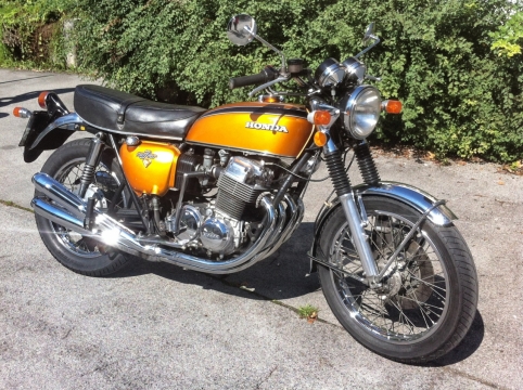 房屋外停放橘黄色机车特写