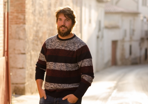 城市街道巷子穿毛衣时尚男性