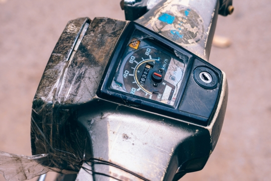 背景虚化老式电瓶车仪表盘摄影