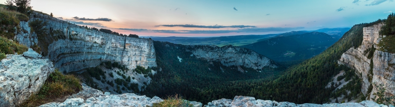 绿色山脉之间的山谷风景摄影
