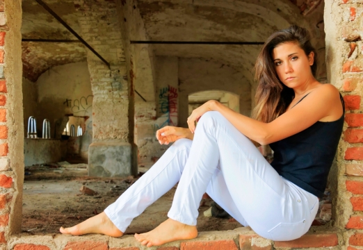 人物摄影_废弃石质建筑窗口长发时尚美女