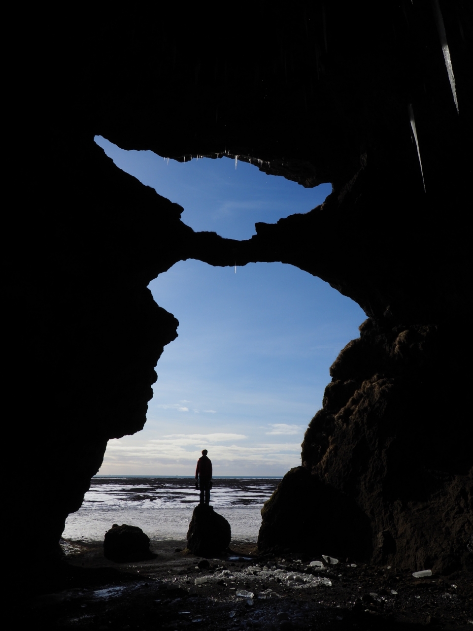 海边巨大岩洞阴影风光美景