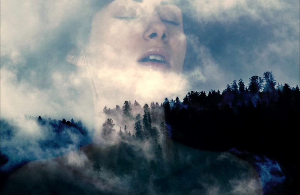 蓝天云雾飘渺的山林和女人的幻影