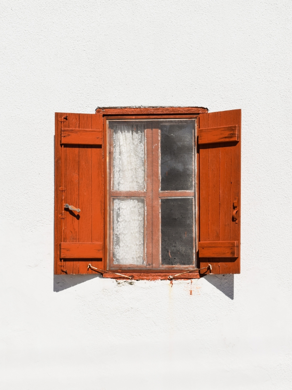 白色墙壁棕色木质边框玻璃窗户