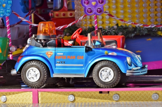 阳光室内桌面蓝色轿车玩具模型