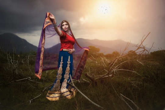 傍晚阳光自然户外传统服装女性