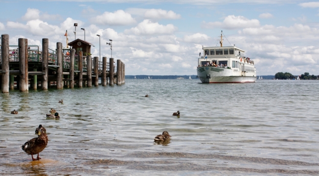 旅行船只游轮晴朗天气海边风景