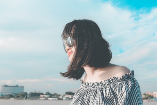 明媚阳光下带着墨镜的美女