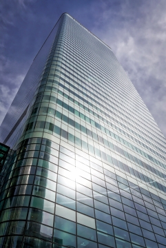 晴朗天空下玻璃大楼建筑风光