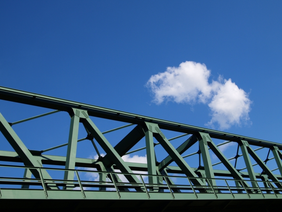 蓝天白云早晨绿色钢架桥梁