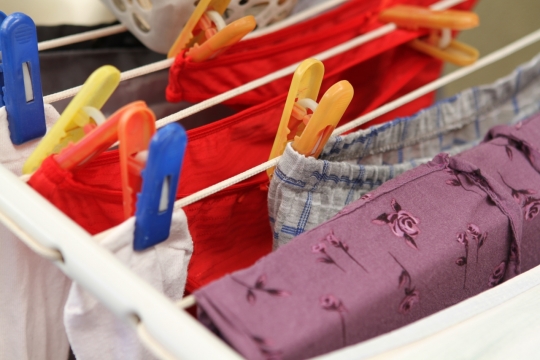 室内白色衣架上彩色夹子衣物