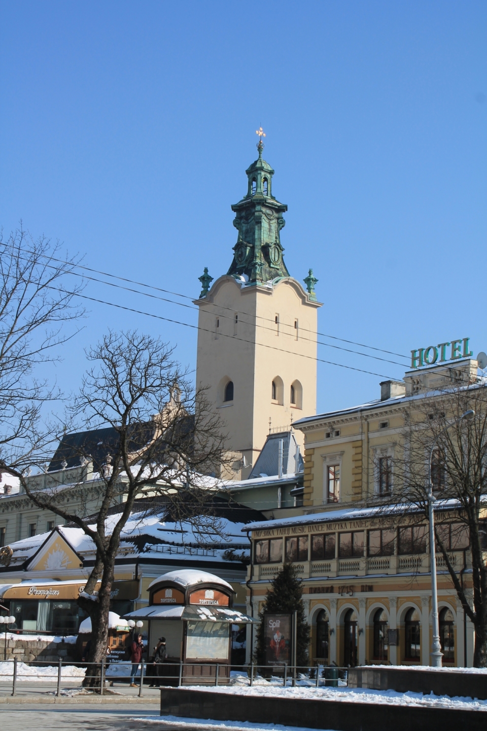 现代城市建筑间绿色尖顶教堂