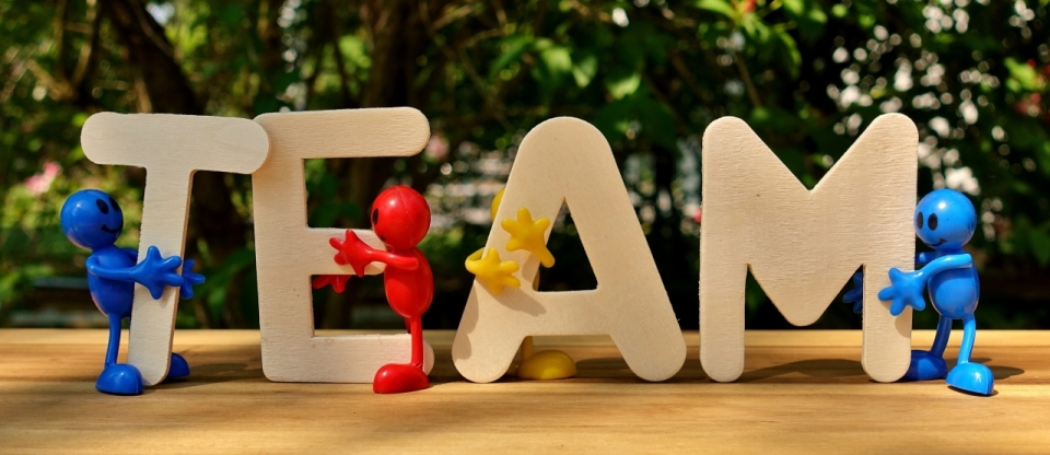 木制桌面白色字母模型彩色人偶玩具
