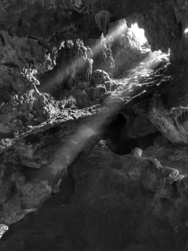 岩洞阳光投射石头洞穴光明希望