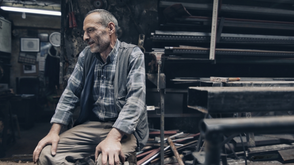 伊斯坦布尔老年男性坐工业材料边