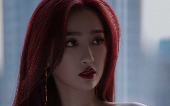 明星虞书欣妩媚优雅红头发个性高清桌面壁纸