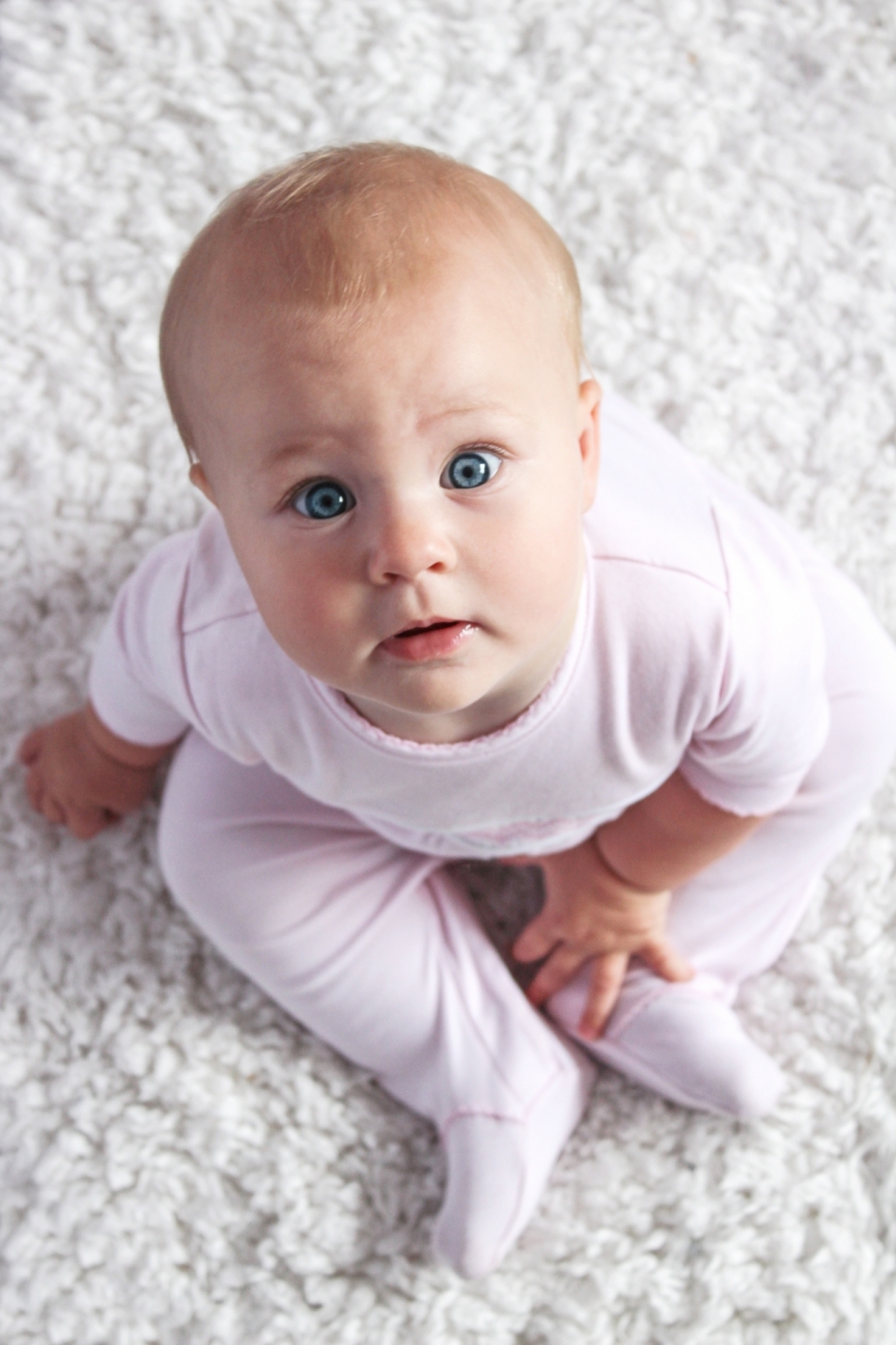 白色床铺粉色服装可爱婴儿