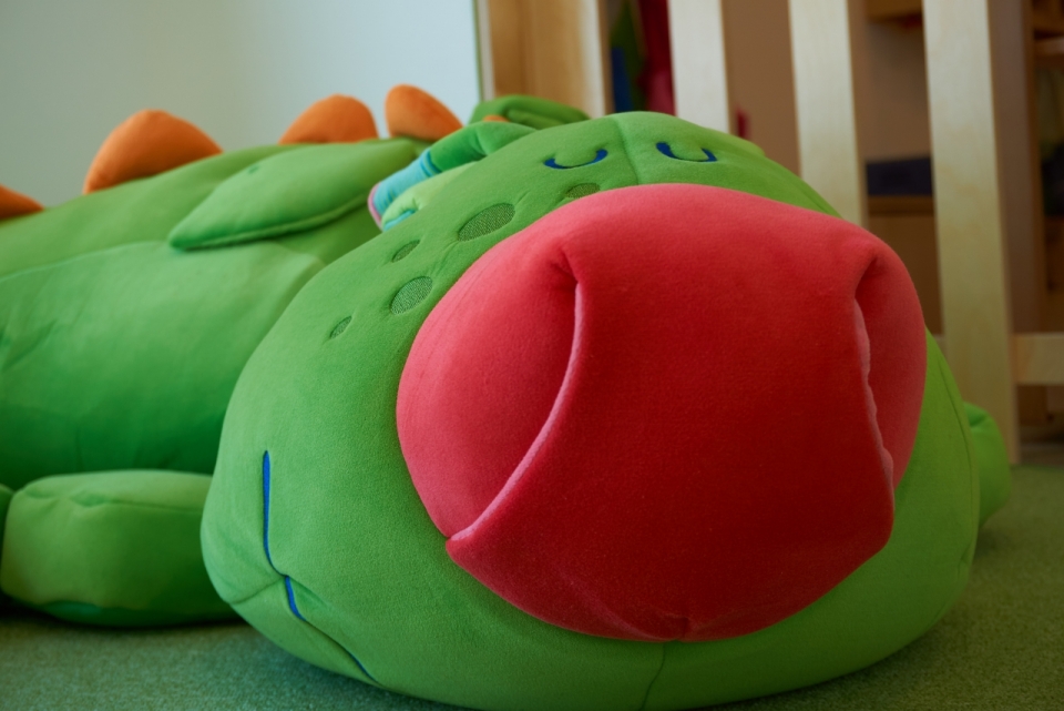 室内地面可爱绿色恐龙毛绒玩具