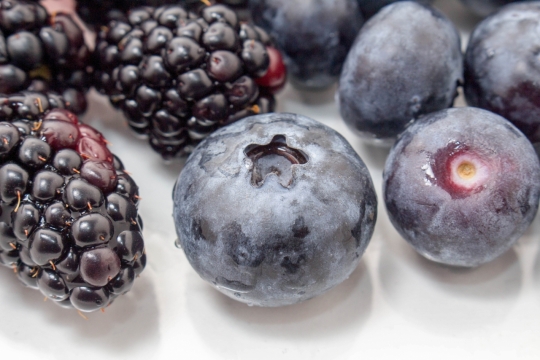 美味水果蓝莓树莓桌面摆拍