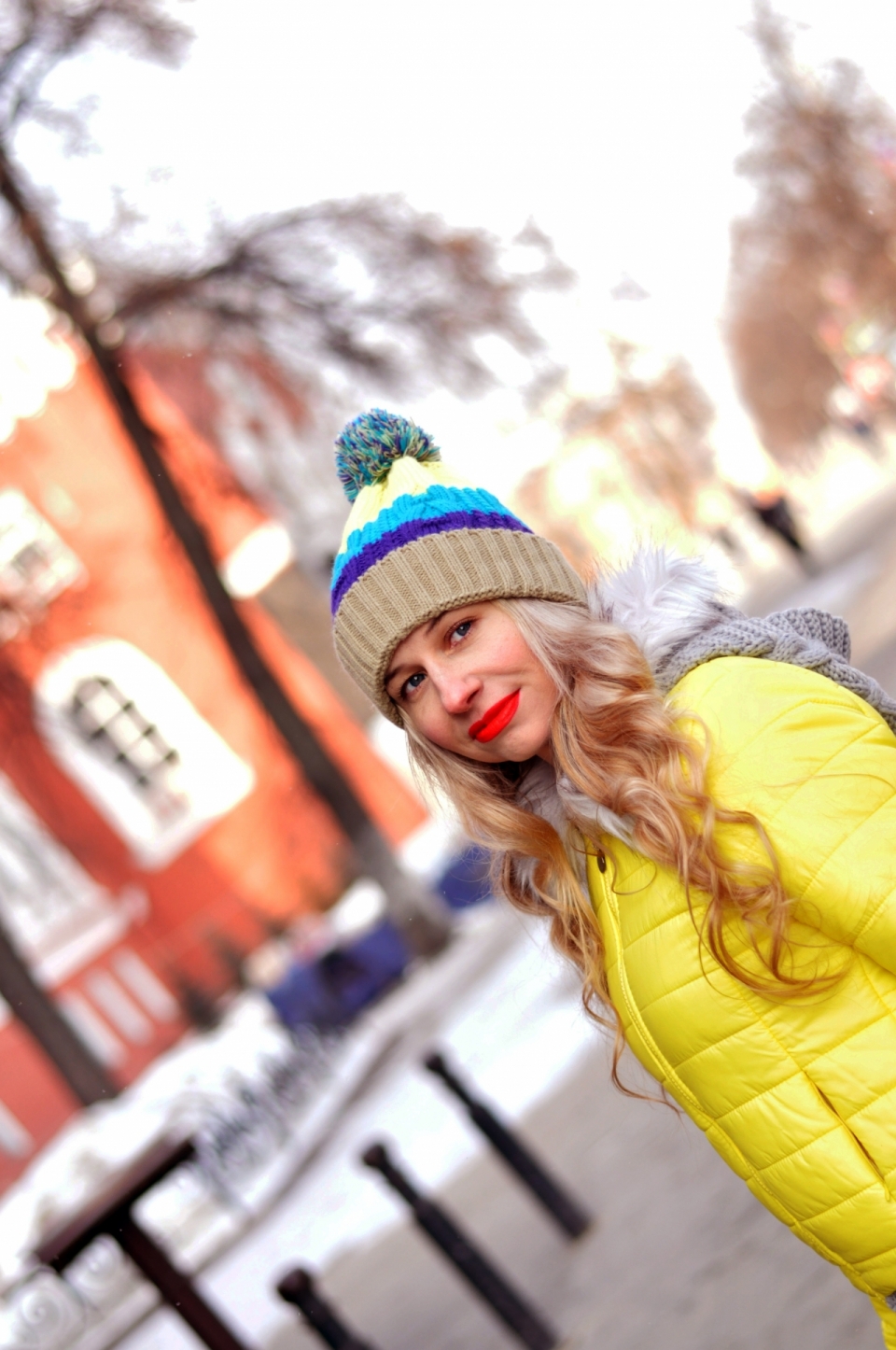 冬天城市街道戴针织帽金色长发女性