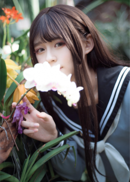 小清新制服美女花丛特写