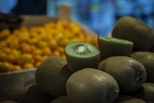 昏暗灯光照射摊位猕猴桃新鲜水果