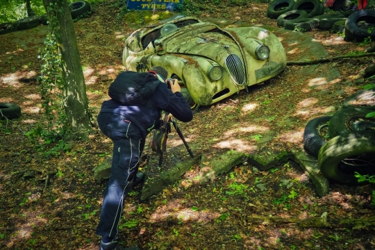 拍摄自然森林废弃汽车成年男性