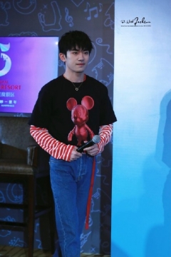 易烊千玺上海迪士尼图片