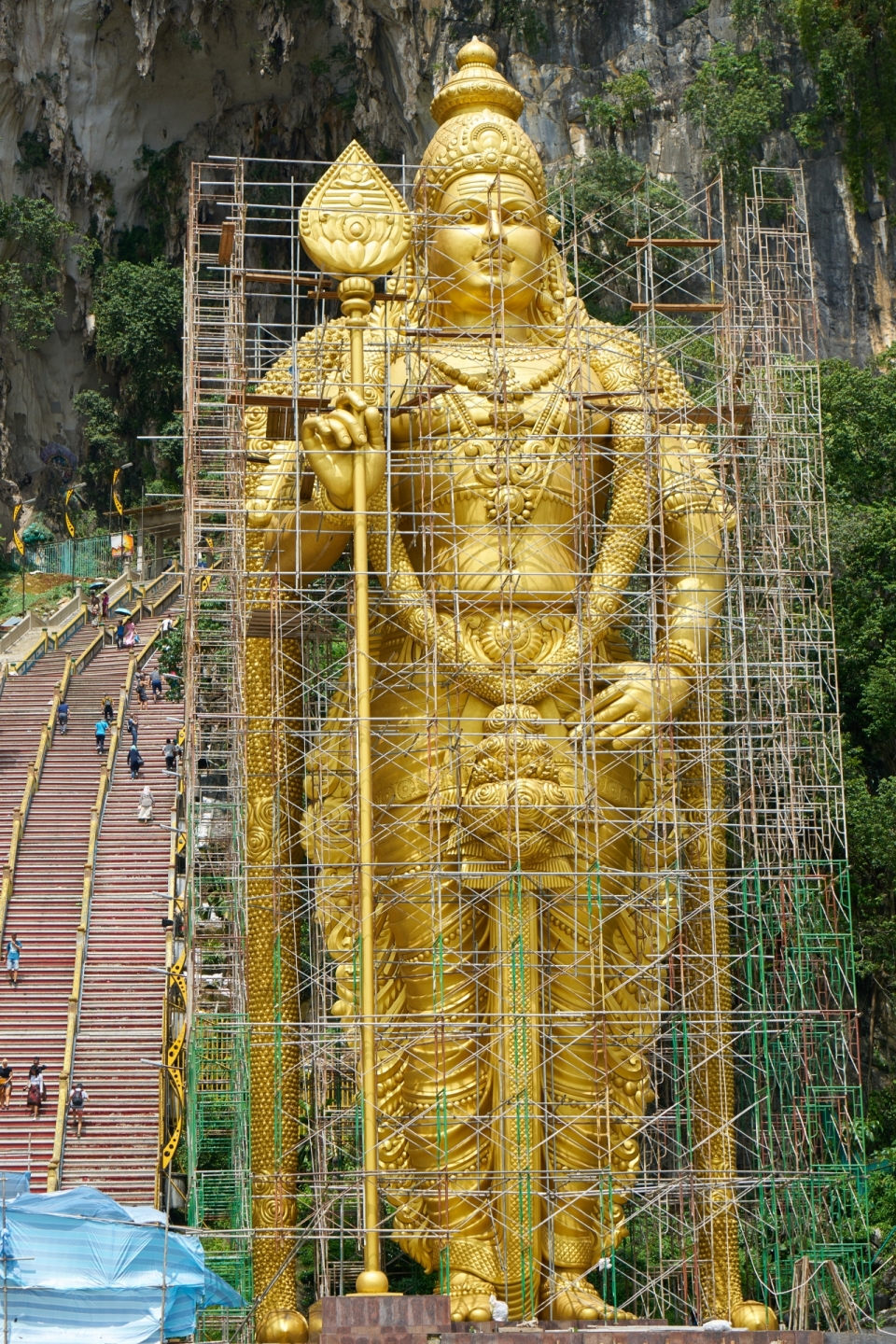 寺庙外在修建工事巨大金色佛像