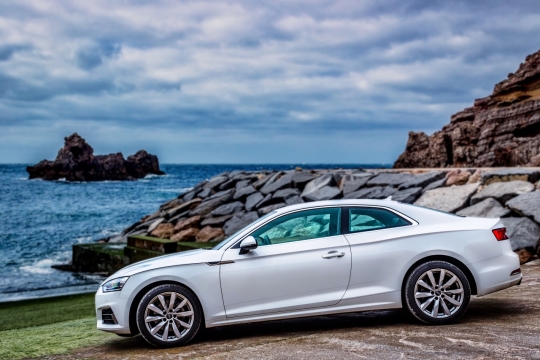 户外蓝色天空大海边崭新银色轿车