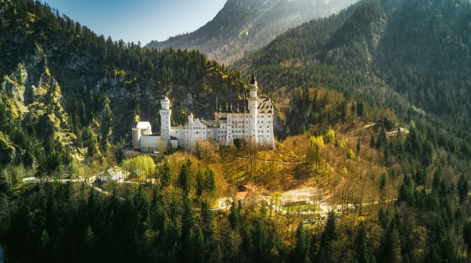 森林中山脉间白色城堡建筑