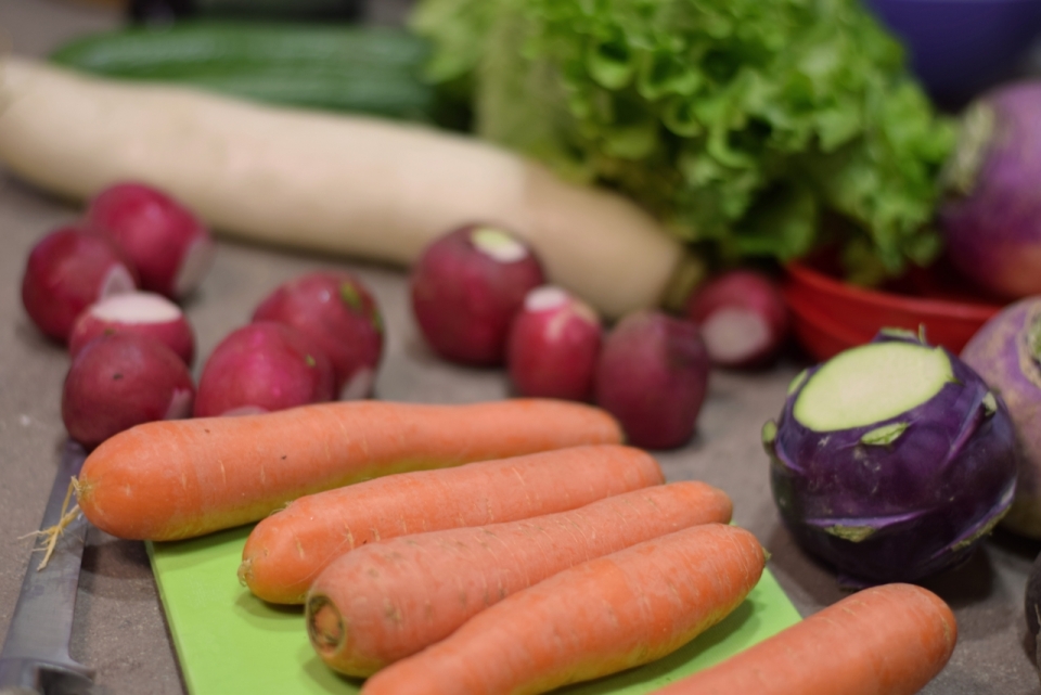 厨房室内新鲜美味健康彩色蔬菜食物