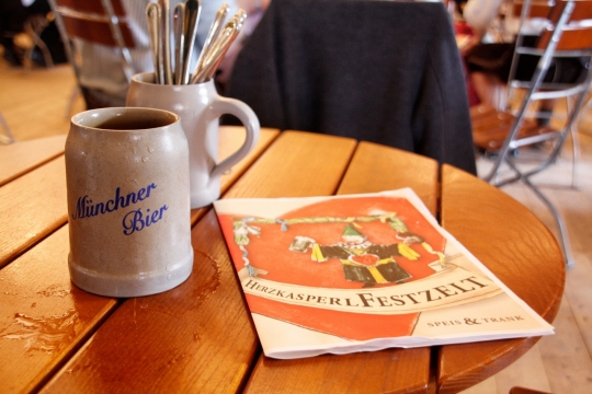 餐厅圆形木制桌子上彩色纸质菜单