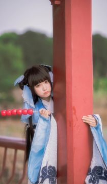 美女摄影_可爱萝莉抱柱撒娇高清特写