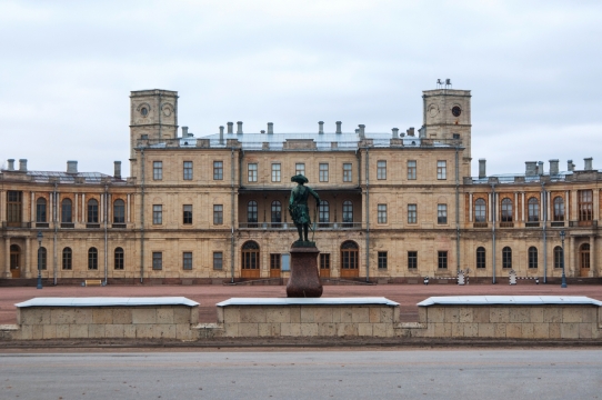 蓝色天空城市街道古老历史建筑