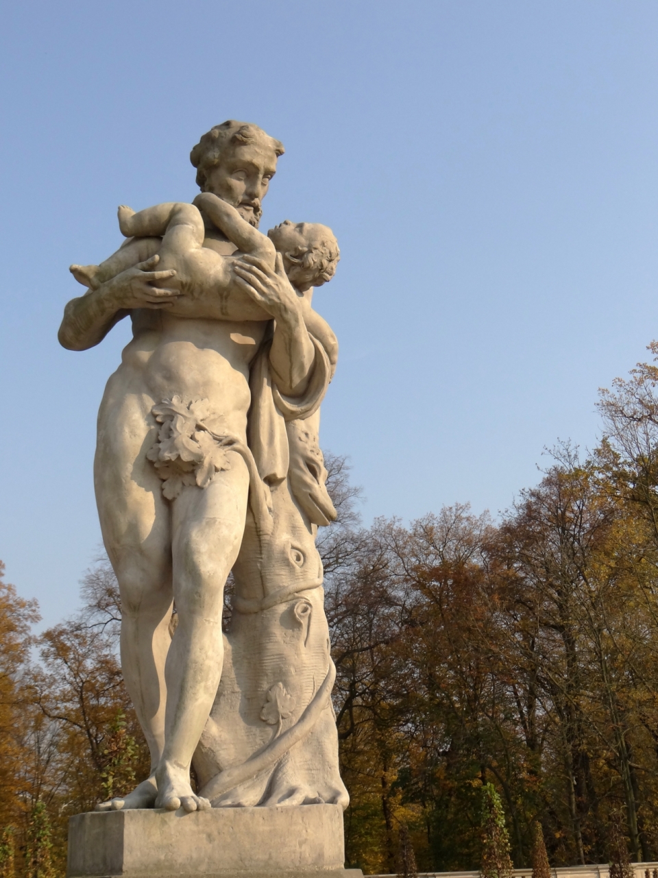 公园的广场上一座怀抱着婴儿的男人雕像