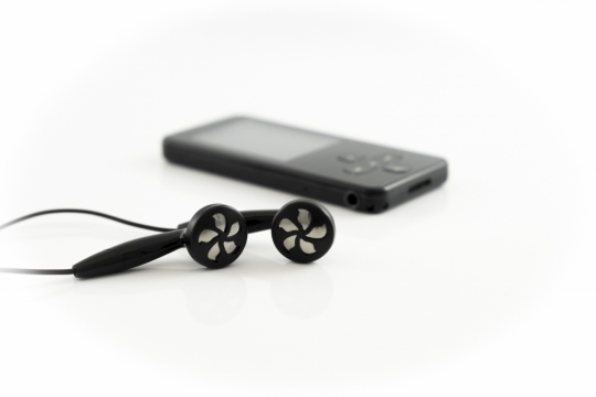 白色背景黑色耳机和随身听
